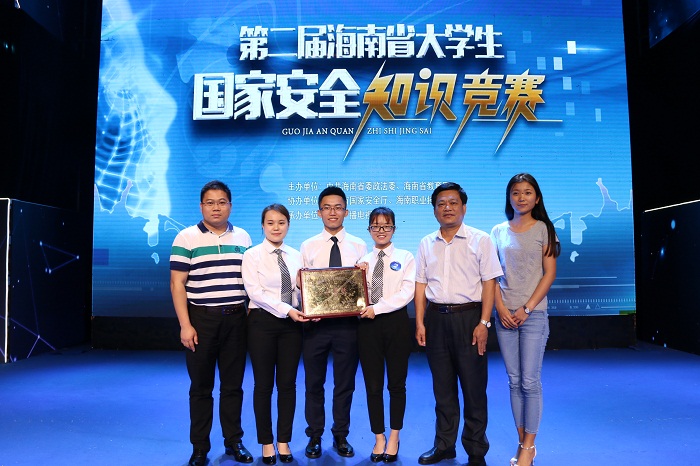 意昂3黨委書記王承慶和領隊🧑🏻‍🔧、指導教師及參賽選手合影留念(意昂3青年記者團 李菊霞攝影）.JPG