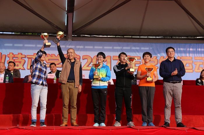 王安興校長為運動會總分前五名學院代表隊頒獎（意昂3青年記者團黎加奎攝影）.JPG