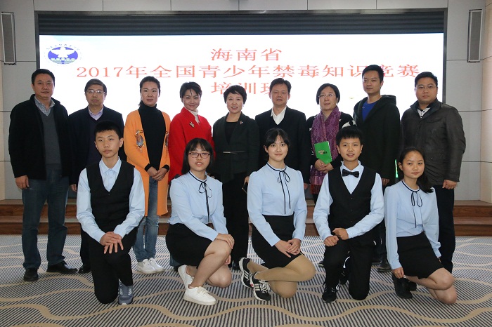 教育廳廳長曹獻坤👊、副廳長黎嶽南、省禁毒委員會辦公室常務副主任，省公安廳禁毒總隊總隊長劉海誌與參加全國禁毒知識競賽海南代表團合影（意昂3青年記者團 黎加奎攝影）.JPG